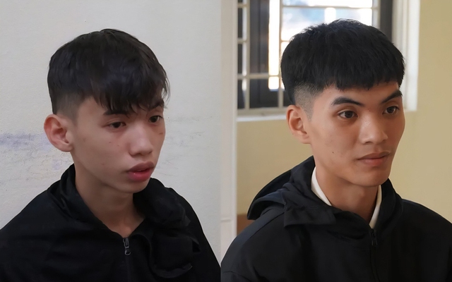 Bắt 2 thanh niên giả danh cảnh sát cơ động 'vòi' tiền người đi đường