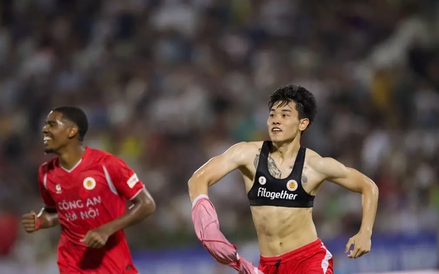 Ai bên cạnh Đình Bắc?