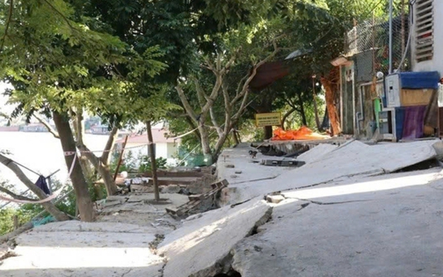 Xử lý khẩn sự cố lún, nứt 2 tuyến đê ở Hà Nội