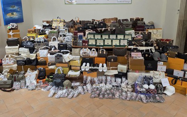 Đột kích một cửa hàng, công an triệt phá đường dây buôn hàng hiệu giả qua TikTok do người Trung Quốc điều hành, tịch thu hơn 2.300 sản phẩm