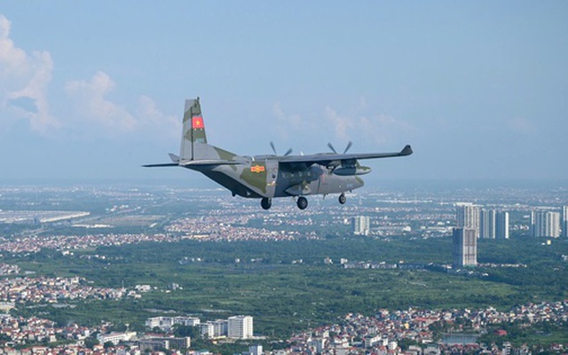 Máy bay CASA xếp đội hình tập luyện trên bầu trời Hà Nội theo nhiệm vụ A80