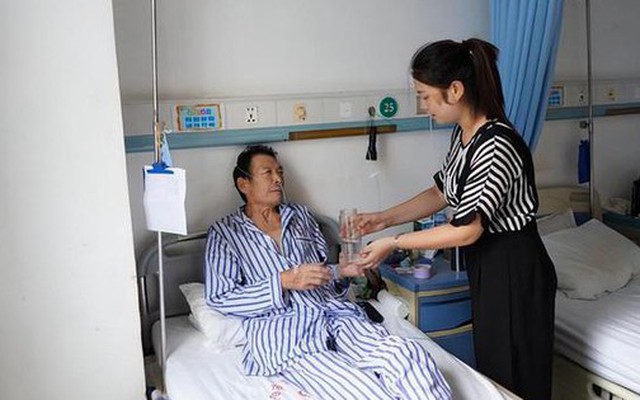 Khi chia tài sản, bố để lại hết cho anh cả, tôi chẳng được gì nhưng đến khi ốm nặng, ông lại nằng nặc đòi tôi về chăm