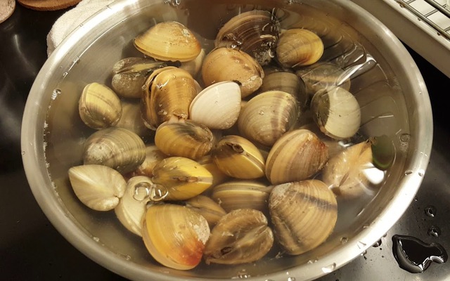 Rửa ngao kiểu gì cũng không hết bùn cát? Đầu bếp hàng đầu mách ngâm ngao với 2 thứ, đảm bảo sạch bất ngờ