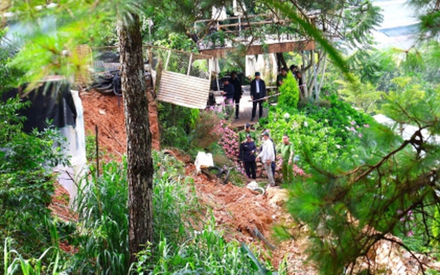 Hiện trường vụ sạt taluy khiến 2 du khách đang uống cà phê tử vong ở Đà Lạt