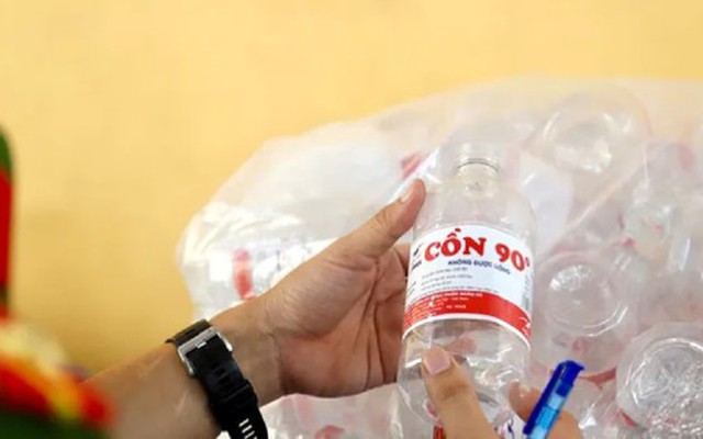 Khởi tố tổng giám đốc công ty vật tư y tế sản xuất, buôn bán cồn giả