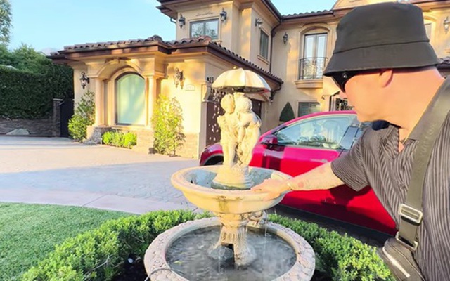 Nam ca sĩ bị nghi cà khịa Đàm Vĩnh Hưng khi ngăn đồng nghiệp leo lên đài phun nước