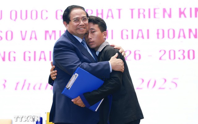 Hình ảnh đẹp nhất hôm nay: Thủ tướng Phạm Minh Chính trao cái ôm động viên đến trưởng bản Mùa A Thi sau pha điều dân cứu 90 mạng người