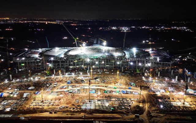 Cảnh làm việc xuyên đêm ở đại công trường sân bay Long Thành