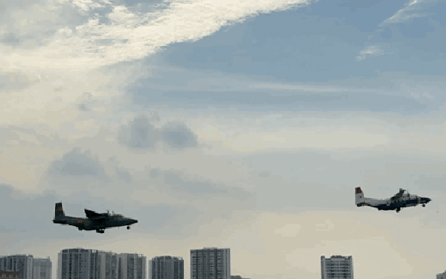 VIDEO: Máy bay CASA xếp đội hình "bay lượn" trên bầu trời Hà Nội