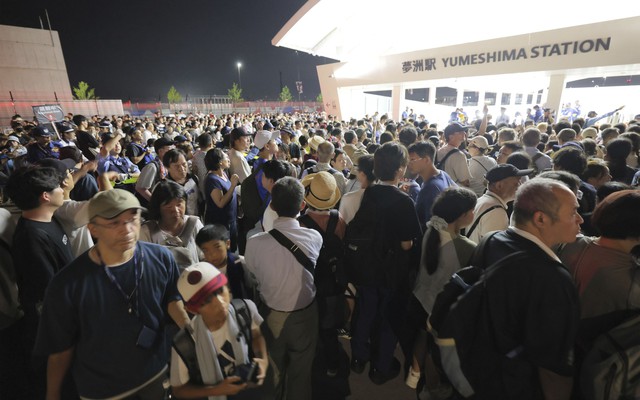 Hỗn loạn tại ga tàu Nhật Bản: Sự cố bất ngờ khiến 30.000 hành khách vạ vật xuyên đêm, 33 người nhập viện