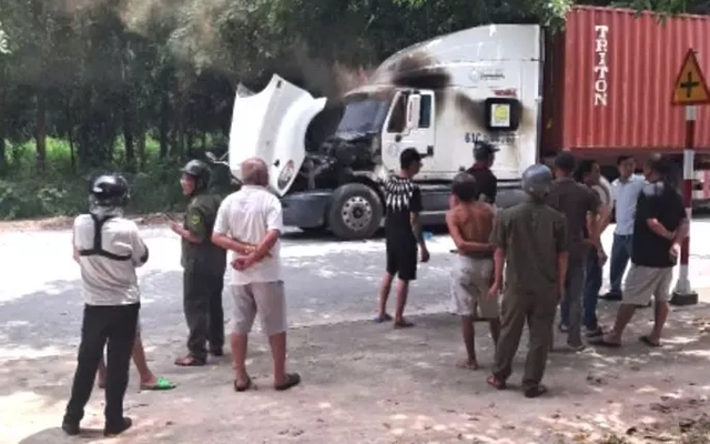 Nghi án người đàn ông đâm trọng thương đôi nam nữ rồi lên cabin xe tự thiêu