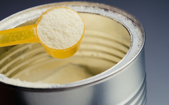 Đột kích cơ sở kinh doanh ở TP.HCM, thu giữ 4.497 chai sữa ENSURE giả, quy mô hàng trăm triệu đồng