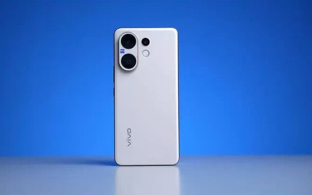 Mẫu điện thoại nhìn như "bản sao iPhone" nhưng cấu hình đáng nể: Pin vô địch 6.500 mAh mà giá chỉ 11 triệu