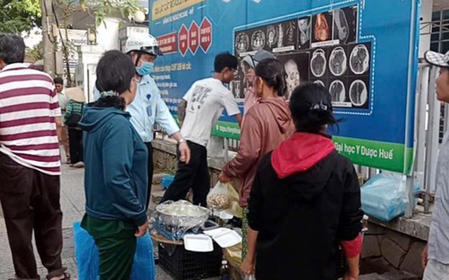 CLIP: Quán bún vỉa hè ở Huế bị kiểm tra vì có "xô nước thần kỳ" giúp rửa bát siêu nhanh