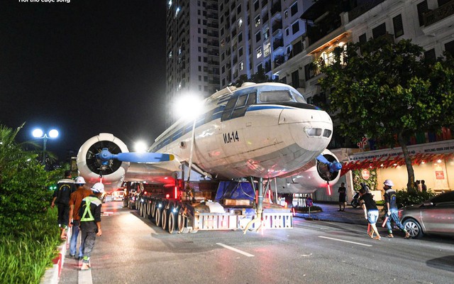 Chuyên cơ từng chở Bác Hồ xuất hiện trên phố Hà Nội, người dân háo hức đi xem