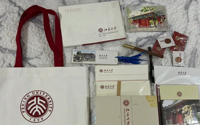 Hộp quà tân sinh viên của 1 trường top đầu rò rỉ trên MXH, người thường xem xong chỉ biết khóc: Cái giá của tri thức!