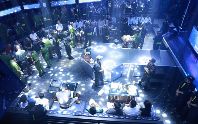 Hình ảnh bên trong 2 địa điểm vừa bị 400 cảnh sát đồng loạt kiểm tra