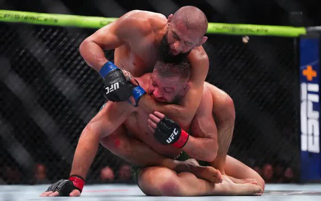 UFC 319: Thắng áp đảo Dricus du Plessis bằng take-down, Khamzat Chimaev giành đai hạng trung