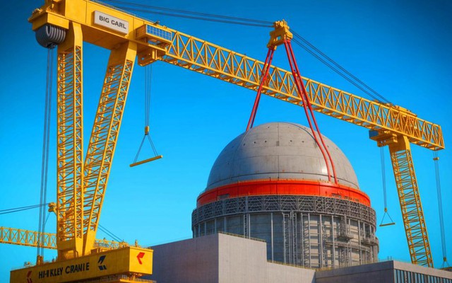 Chiêm ngưỡng "quái vật" cần cẩu lớn nhất hành tinh nâng mái vòm 245 tấn cho nhà máy 33 tỷ USD