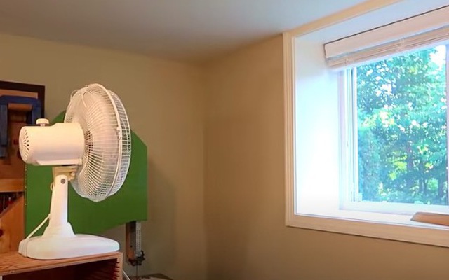 Bật quạt 15 phút quay ra cửa sổ: Thích hợp vào ngày không nắng gắt, tưởng vô ích nhưng thực tế ngược lại
