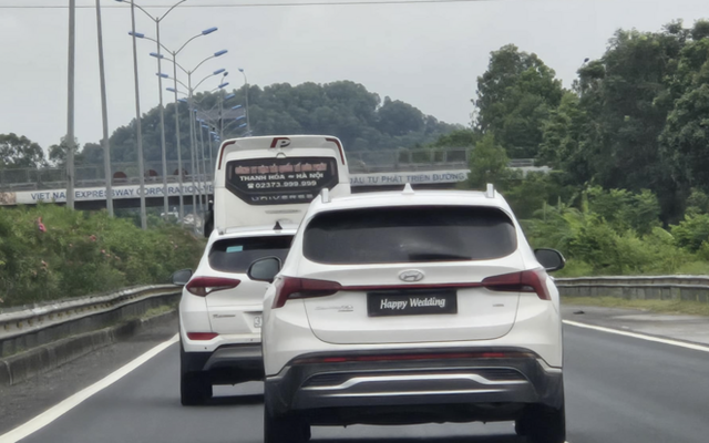 Truy tìm tài xế ô tô dùng chiêu lật biển số, gắn chữ 'Happy Wedding'