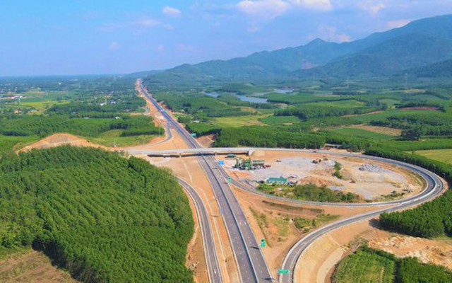 Ngắm đường cao tốc "xuyên núi, vượt sông" hơn 22.500 tỉ qua Quảng Trị trước giờ thông xe