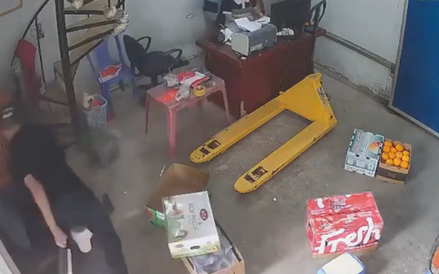 VIDEO: Kẻ "máu lạnh" vung dao chém liên tiếp người đàn ông rồi tới người phụ nữ ở chợ hoa quả