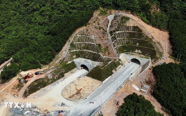 Từ ngày mai, một công trình hơn 12.000 tỷ đồng "xuyên núi" có 33 cây cầu của Việt Nam sẽ thông tuyến