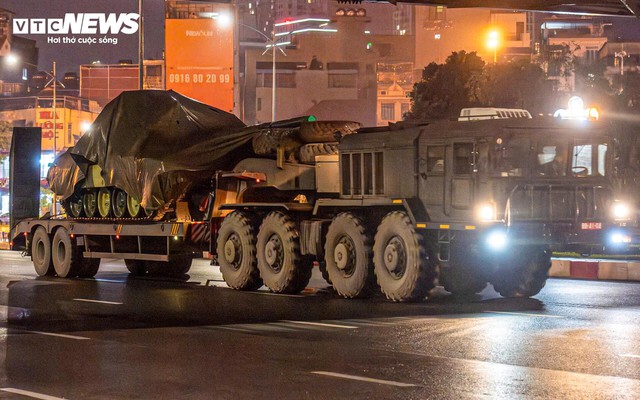 Đoàn xe pháo quân sự di chuyển về trung tâm Hà Nội trong đêm