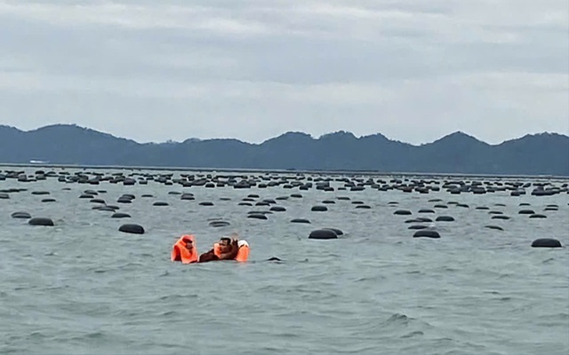 Bè mảng chở 17 ngư dân bị dông lốc đánh chìm, 2 người tử vong