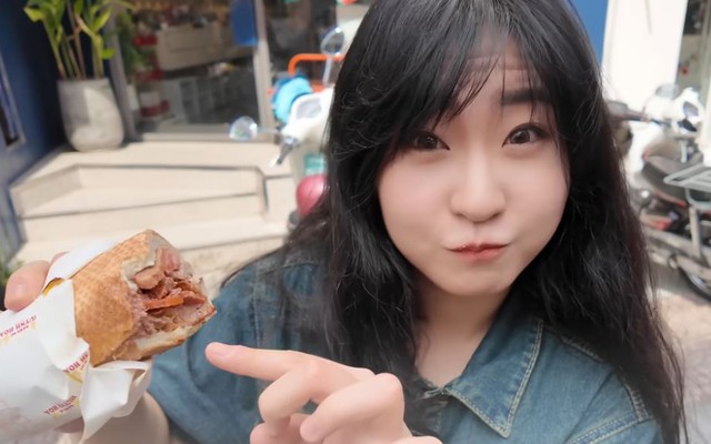 Khách Trung mê mẩn 1 loại bánh Việt Nam, nhận xét "đỉnh quá, mang 10 cái về Trung Quốc được không?"