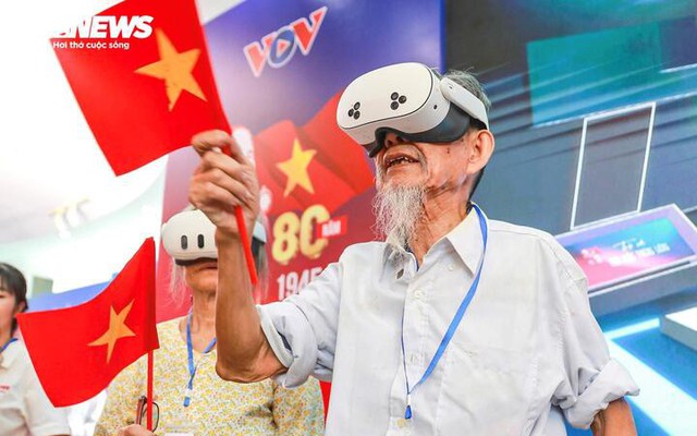 Vợ chồng cụ ông U90 chống gậy về Hà Nội, bật khóc khi nghe Bác Hồ đọc Tuyên ngôn