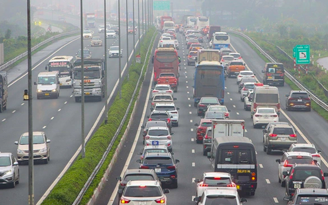 Cục CSGT đề xuất phân làn cấm xe tải đi vào làn sát dải phân cách trên cao tốc