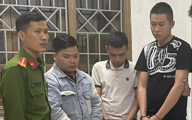 Đánh hội đồng bạn cờ bạc, ép chuyển khoản lại tiền rồi cướp luôn điện thoại