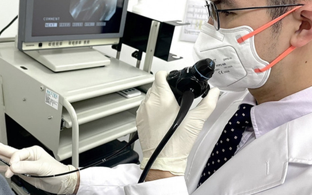 Chảy mũi có mùi hôi sau 5 ngày nâng mũi, người phụ nữ tá hỏa phát hiện "thứ bị bỏ quên" bên trong