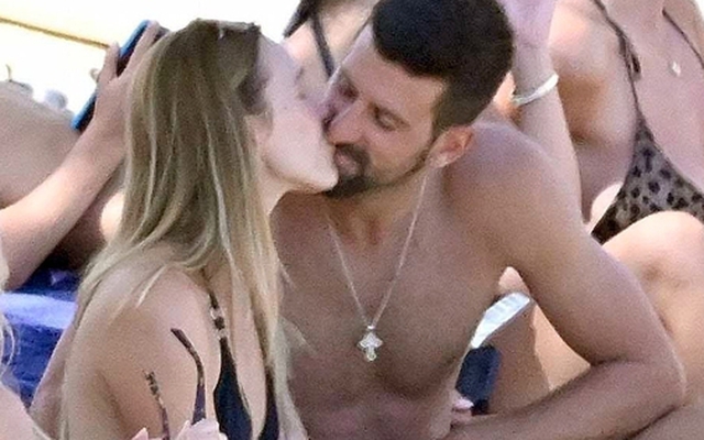 Paparazi tóm dính tay vợt nổi tiếng khoá môi vợ sexy trên du thuyền, khai tiệc bằng chai rượu đắt tiền gây choáng