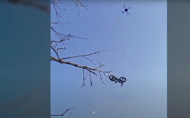 Ukraine dùng drone chở nguyên xe đạp điện để giải cứu binh sĩ bị cô lập