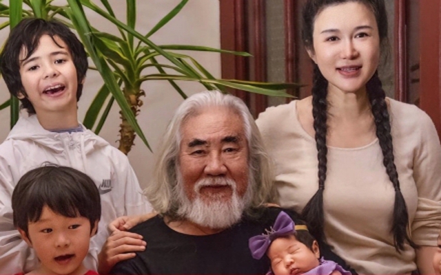 Đạo diễn 'Thiên long bát bộ' U80 bán hàng online, cưng chiều bà xã kém 31 tuổi