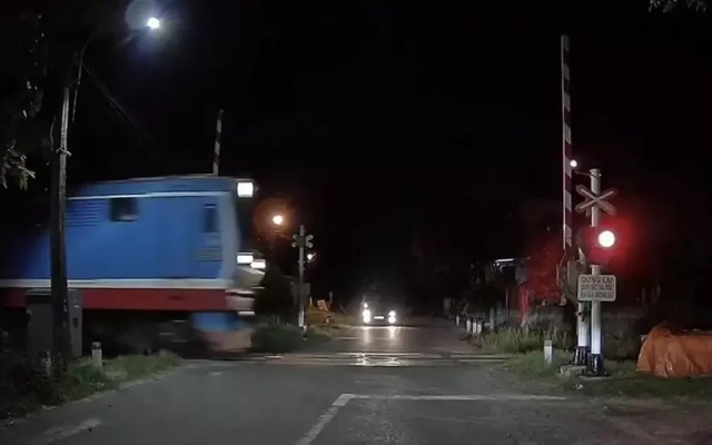 Thót tim cảnh barie tự động mở toang lúc tàu hỏa lao tới với tốc độ cao