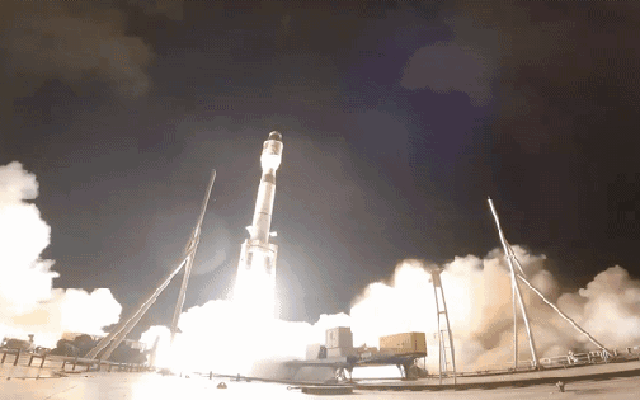 Từ mặt đất lên tận trời, hãng xe của tỷ phú Trung Quốc phóng cả vệ tinh, làm taxi bay