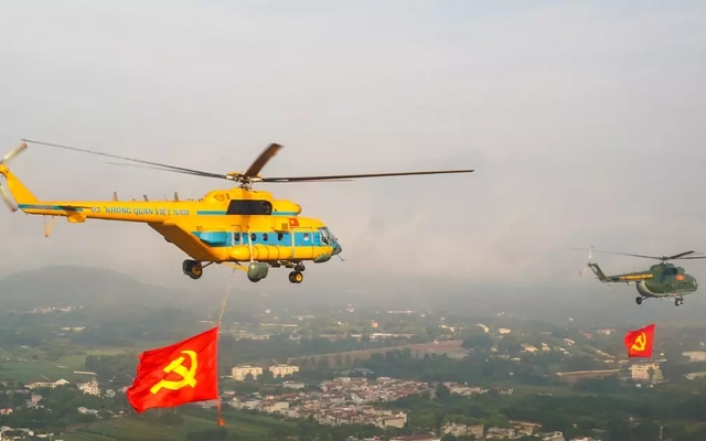 10 trực thăng thao luyện kéo cờ Đảng, cờ Tổ quốc trên bầu trời Hà Nội