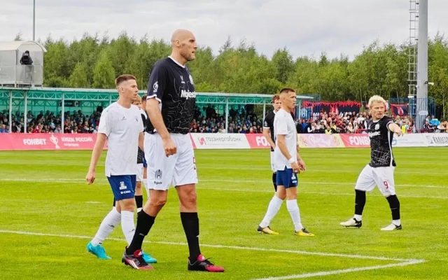 Cựu sao NBA xỏ giày đá bóng chuyên nghiệp, phá kỷ lục của chân sút Nam Định