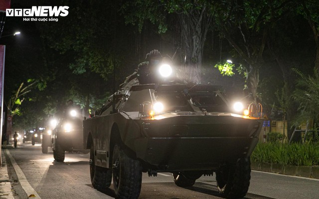 Rầm rập đêm Hà Nội: Đoàn 'binh khí hạng nặng' lộ diện, hối hả về điểm tập kết