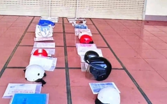 Văn phòng ĐKĐĐ tỉnh Đắk Lắk nói gì về việc người dân "xếp hàng" bằng mũ bảo hiểm?