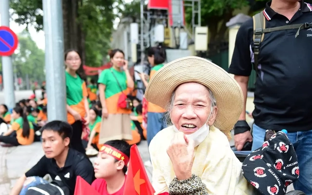 Cụ bà 82 tuổi háo hức chờ xem tổng hợp luyện