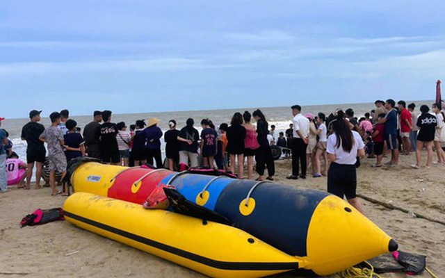 7 nam sinh rủ nhau tắm biển, 2 em bị sóng cuốn mất tích