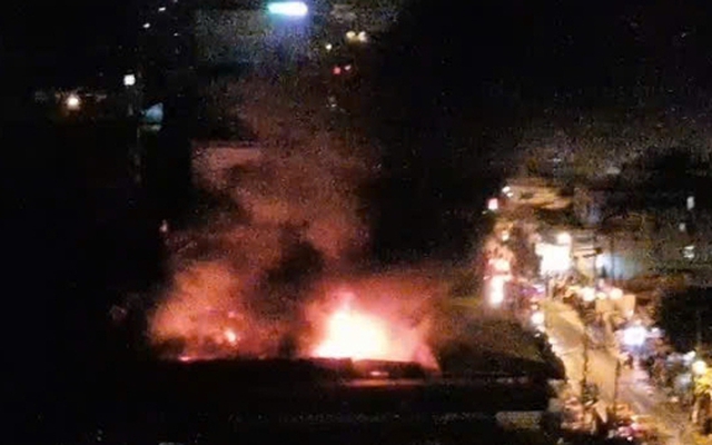 Hàng chục cảnh sát PCCC được điều động dập lửa lúc rạng sáng