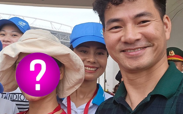 Nữ diễn viên chụp ảnh cùng Cục trưởng Xuân Bắc ở Tổng hợp luyện A80 là ai mà viral khắp MXH?