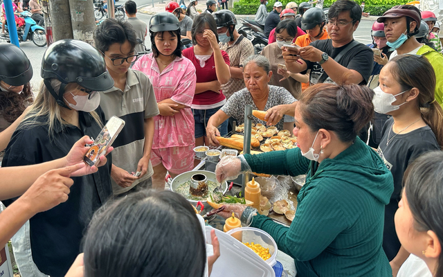 Món ăn lạ gây sốt mạng xã hội, khách phải xếp hàng, bốc số chờ mua: Chuyên gia thốt lên "ngon, bổ dưỡng"