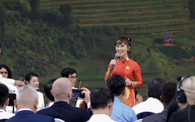 CLIP: Tỉ phú Nguyễn Thị Phương Thảo gây "sốt" khi hát ca khúc "Tiếng hát giữa rừng Pác Bó"